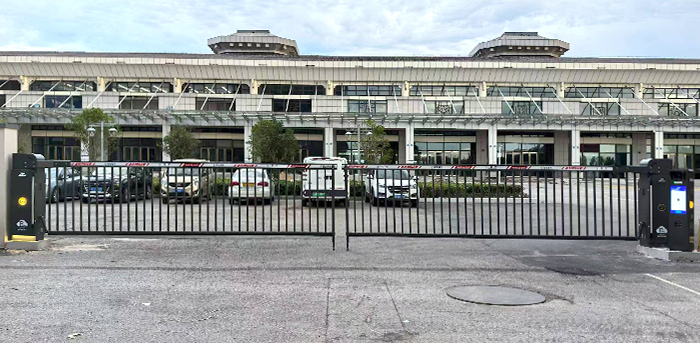 某機關(guān)單位采用 “安快” 一進一出重型道閘