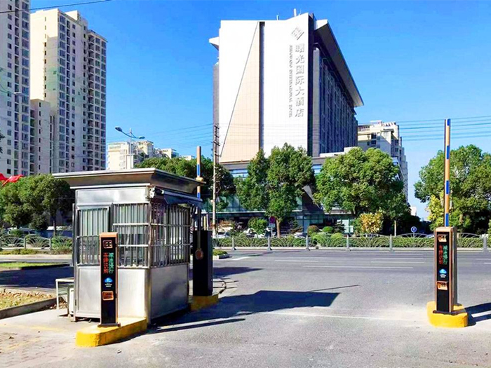 某小區(qū)采用 “安快” 一進(jìn)一出直桿道閘停車管理