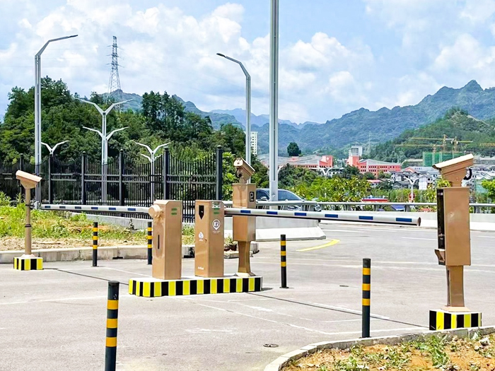 某旅游景點采用 “安快” 一進(jìn)一出直桿道閘停車管理
